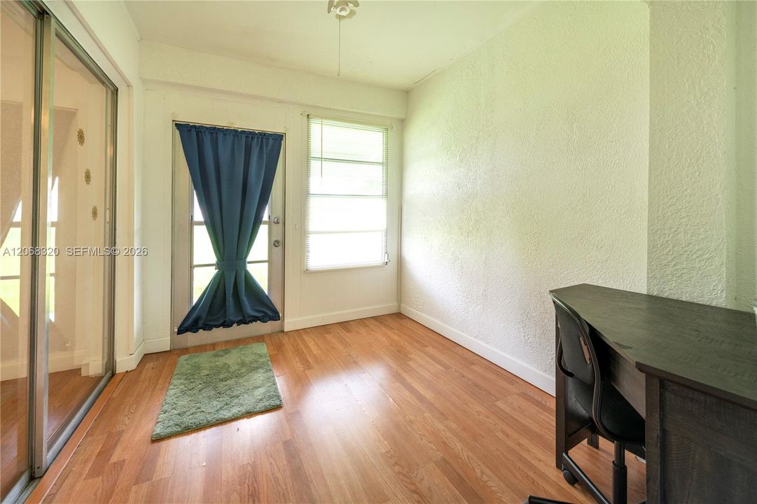 For Sale: $205,500 (1 beds, 2 baths, 1046 Square Feet)