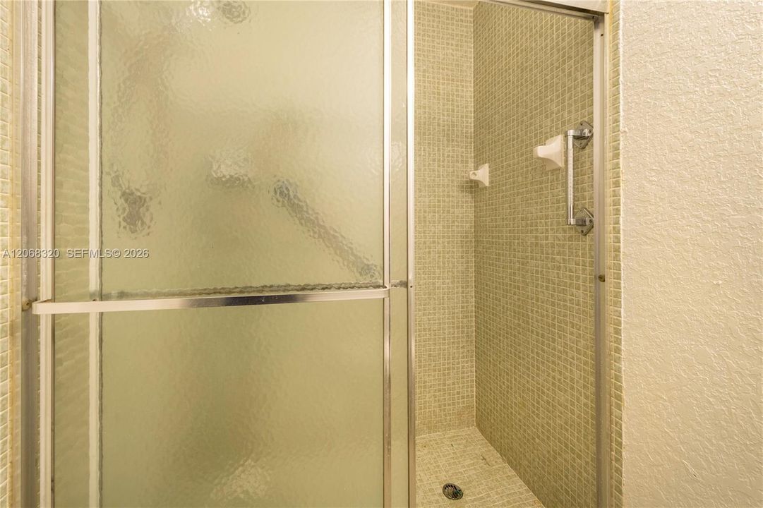 For Sale: $205,500 (1 beds, 2 baths, 1046 Square Feet)