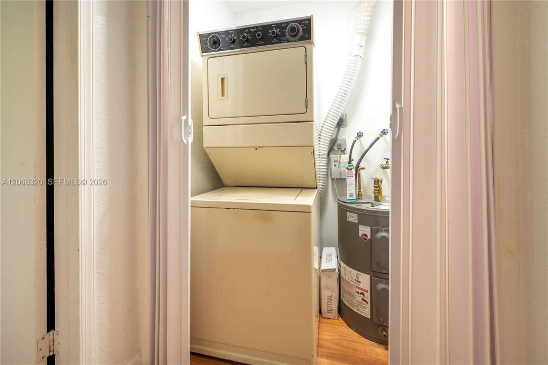 For Sale: $205,500 (1 beds, 2 baths, 1046 Square Feet)