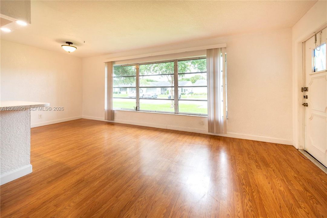 For Sale: $205,500 (1 beds, 2 baths, 1046 Square Feet)
