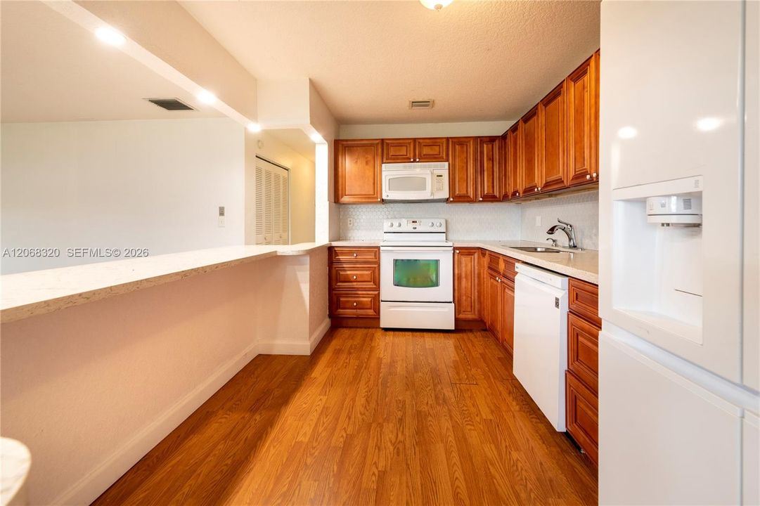 For Sale: $205,500 (1 beds, 2 baths, 1046 Square Feet)