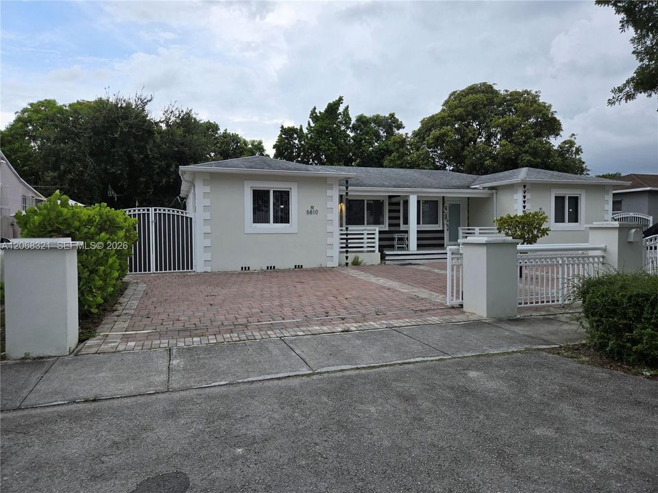 Active With Contract: $3,000 (2 beds, 1 baths, 1000 Square Feet)