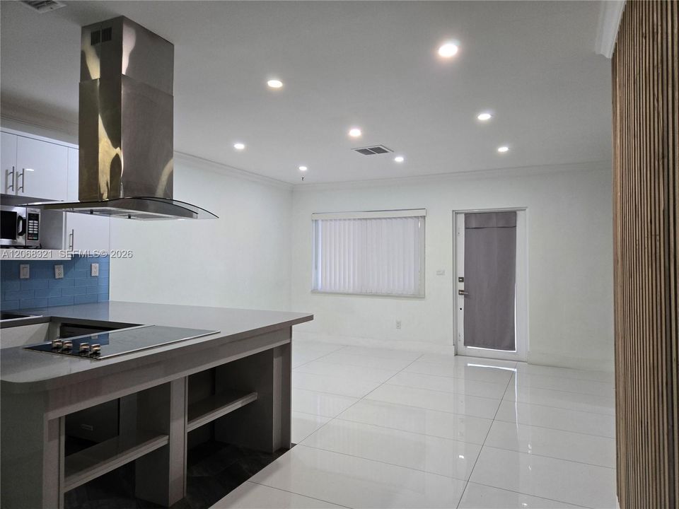 Active With Contract: $3,000 (2 beds, 1 baths, 1000 Square Feet)