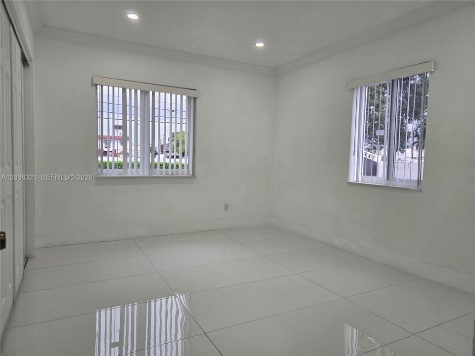 Active With Contract: $3,000 (2 beds, 1 baths, 1000 Square Feet)