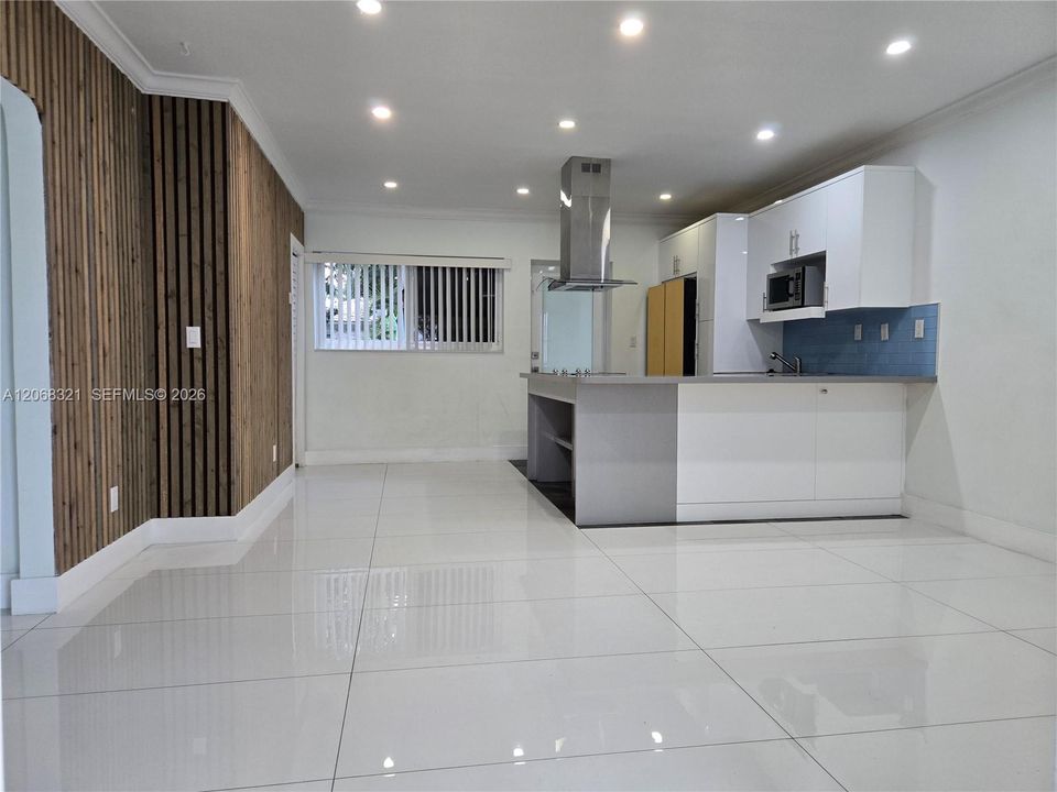 Active With Contract: $3,000 (2 beds, 1 baths, 1000 Square Feet)