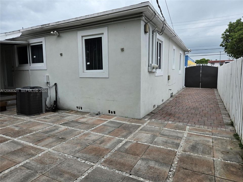 Active With Contract: $3,000 (2 beds, 1 baths, 1000 Square Feet)