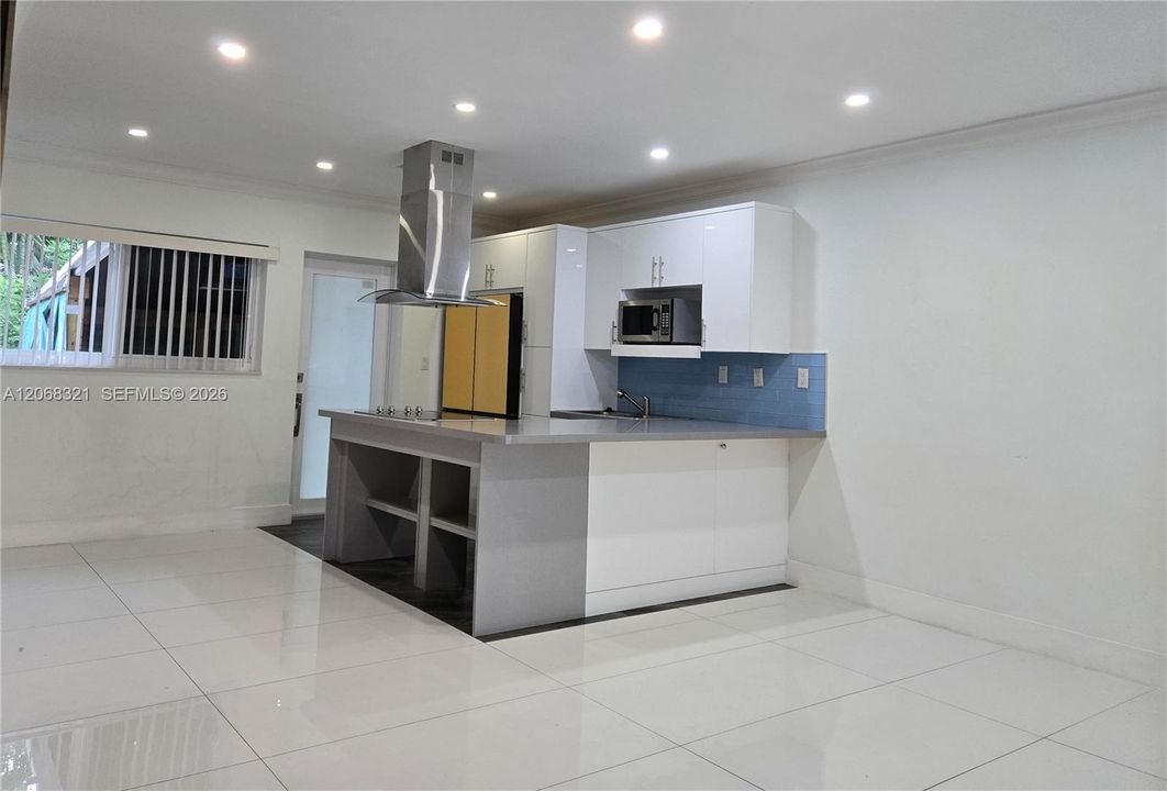 Active With Contract: $3,000 (2 beds, 1 baths, 1000 Square Feet)