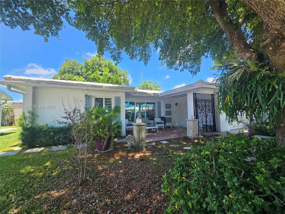 For Rent: $2,700 (2 beds, 2 baths, 1292 Square Feet)
