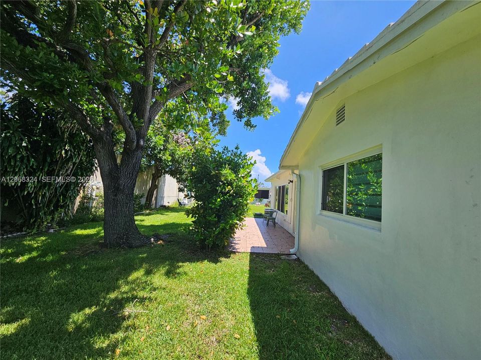 For Rent: $2,700 (2 beds, 2 baths, 1292 Square Feet)