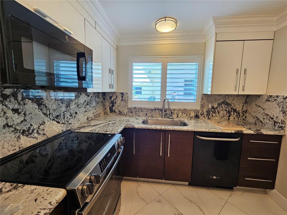 For Rent: $2,700 (2 beds, 2 baths, 1292 Square Feet)