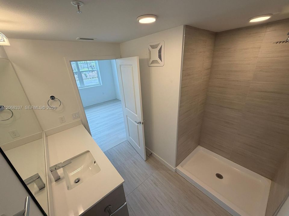На продажу: $299,900 (2 спален, 2 ванн, 1023 Квадратных фут)