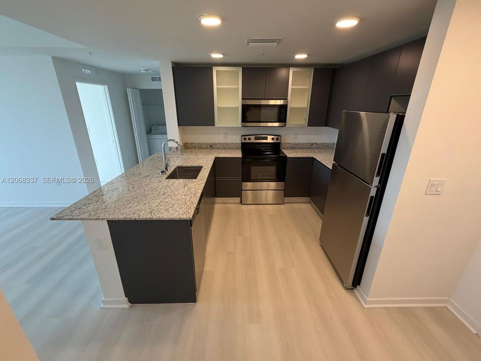 На продажу: $299,900 (2 спален, 2 ванн, 1023 Квадратных фут)