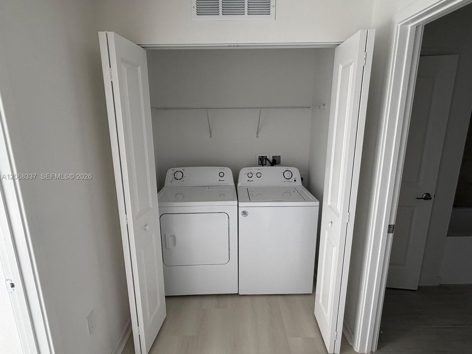 На продажу: $299,900 (2 спален, 2 ванн, 1023 Квадратных фут)