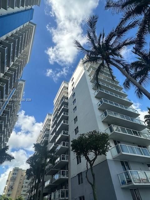 For Rent: $2,600 (2 beds, 2 baths, 867 Square Feet)