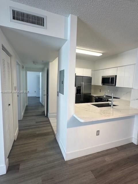 For Rent: $2,600 (2 beds, 2 baths, 867 Square Feet)