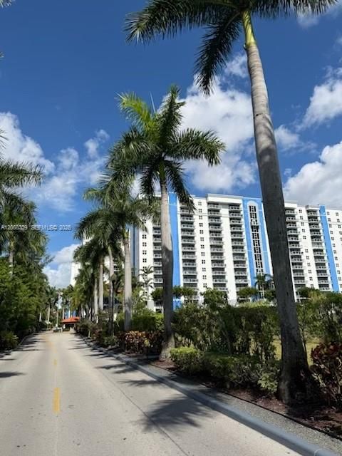 For Rent: $2,600 (2 beds, 2 baths, 867 Square Feet)