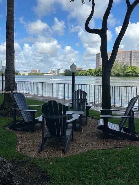For Rent: $2,600 (2 beds, 2 baths, 867 Square Feet)