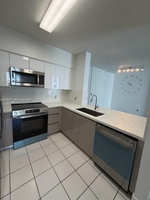 For Rent: $2,600 (2 beds, 2 baths, 867 Square Feet)