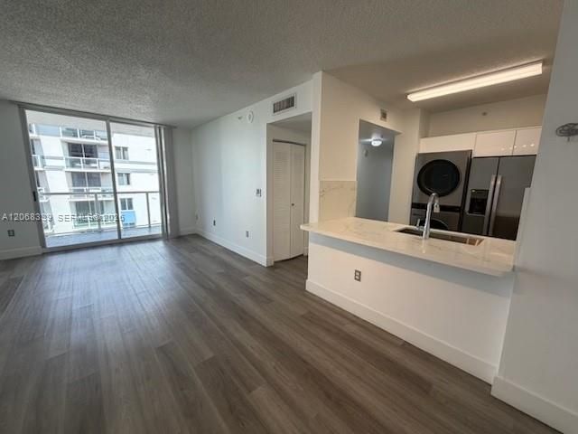 For Rent: $2,600 (2 beds, 2 baths, 867 Square Feet)