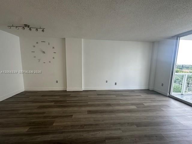 For Rent: $2,600 (2 beds, 2 baths, 867 Square Feet)