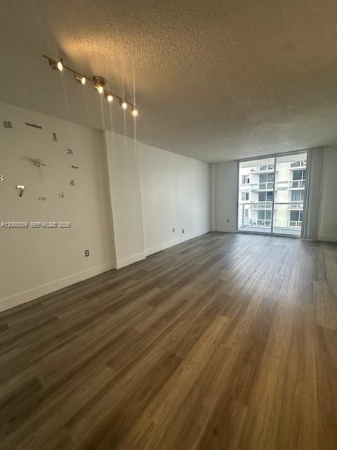 For Rent: $2,600 (2 beds, 2 baths, 867 Square Feet)