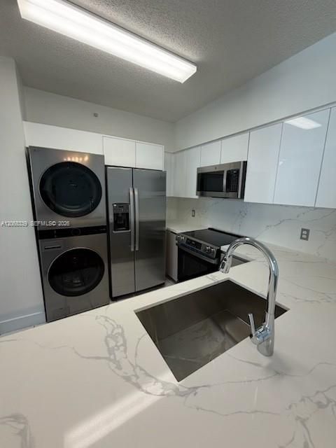 For Rent: $2,600 (2 beds, 2 baths, 867 Square Feet)