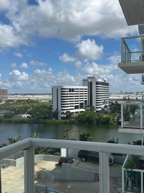 For Rent: $2,600 (2 beds, 2 baths, 867 Square Feet)