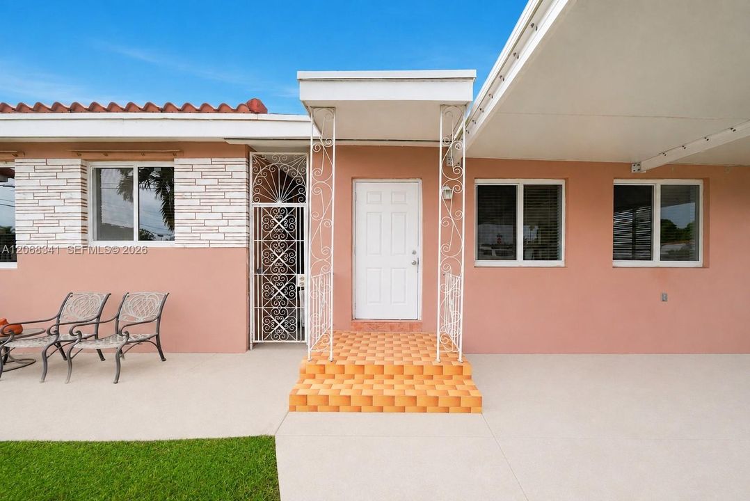 For Sale: $899,000 (7 beds, 3 baths, 3227 Square Feet)