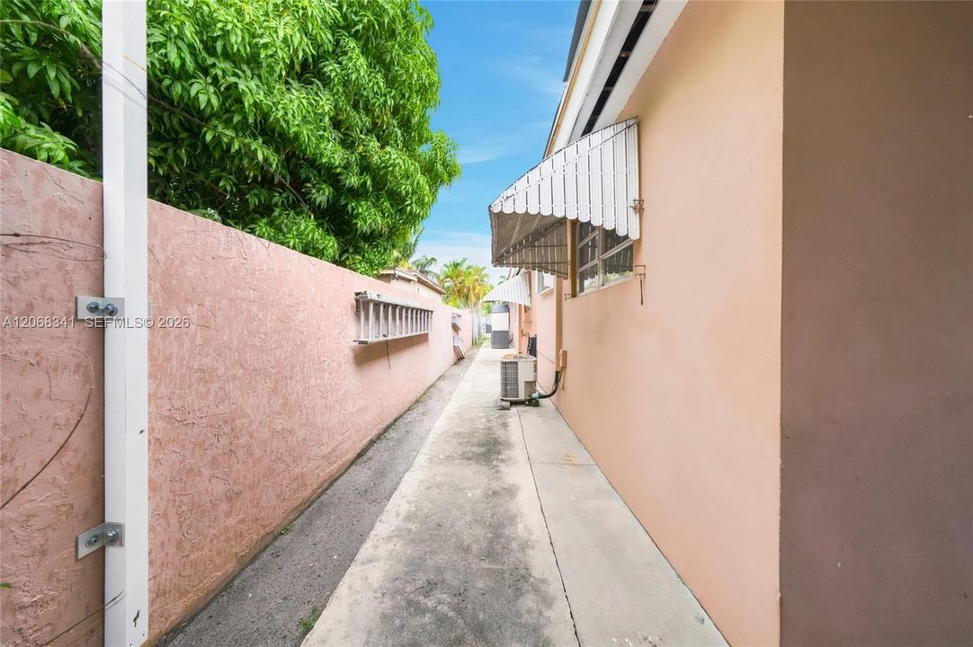 For Sale: $899,000 (7 beds, 3 baths, 3227 Square Feet)