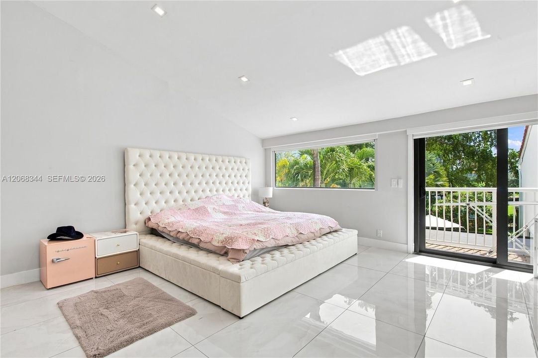 For Sale: $1,150,000 (4 beds, 4 baths, 1542 Square Feet)