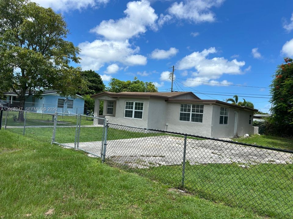 For Rent: $2,900 (3 beds, 2 baths, 1233 Square Feet)