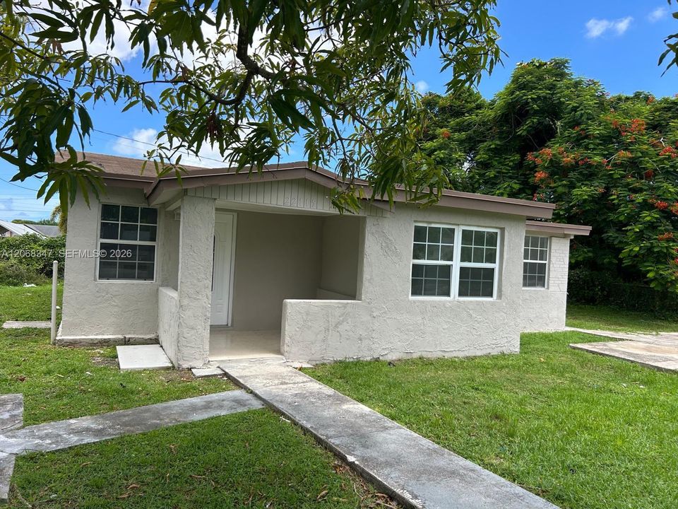 For Rent: $2,900 (3 beds, 2 baths, 1233 Square Feet)