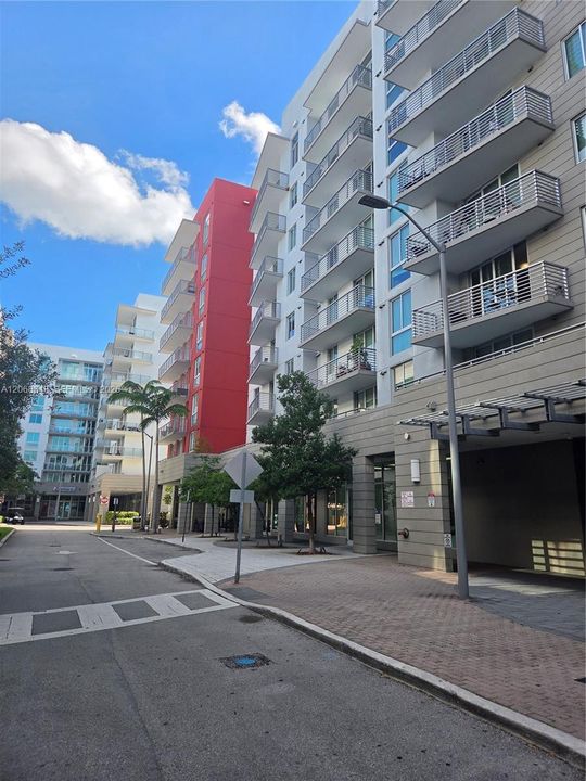 For Sale: $305,000 (1 beds, 1 baths, 641 Square Feet)