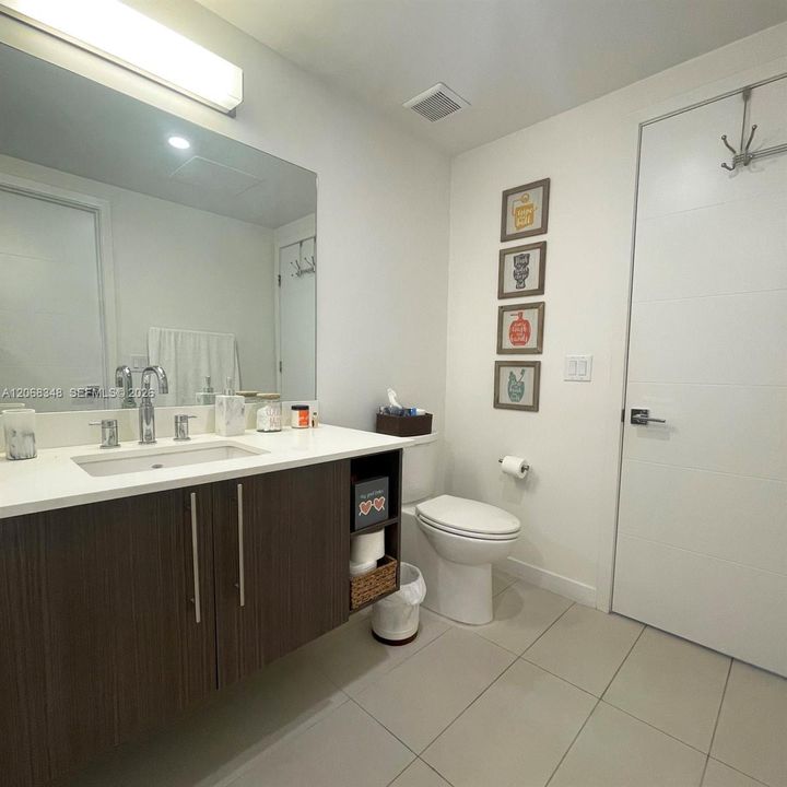 For Sale: $305,000 (1 beds, 1 baths, 641 Square Feet)