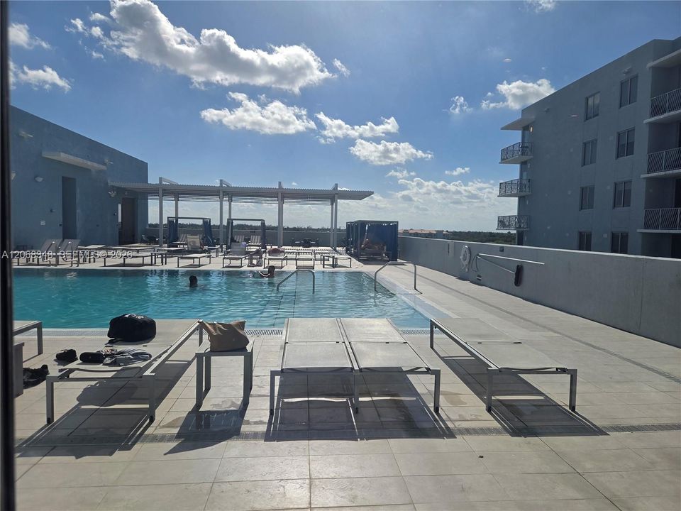 For Sale: $305,000 (1 beds, 1 baths, 641 Square Feet)