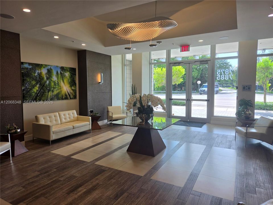 For Sale: $305,000 (1 beds, 1 baths, 641 Square Feet)