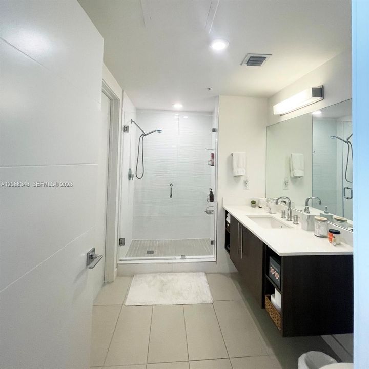 For Sale: $305,000 (1 beds, 1 baths, 641 Square Feet)