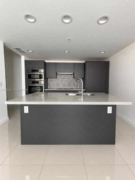 Active With Contract: $305,000 (1 beds, 1 baths, 641 Square Feet)
