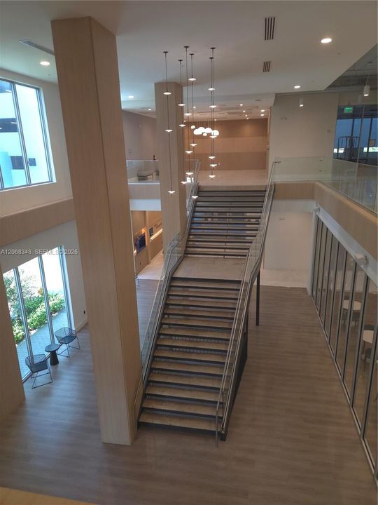 For Sale: $305,000 (1 beds, 1 baths, 641 Square Feet)