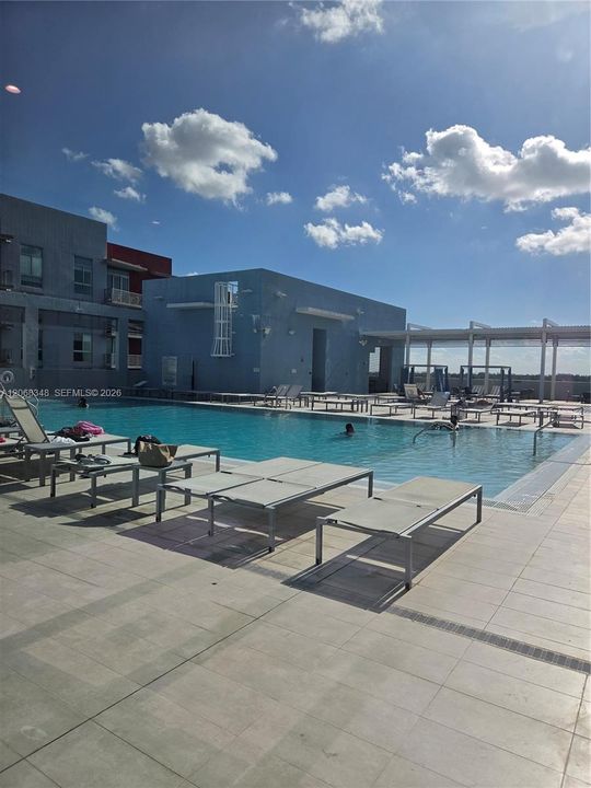 For Sale: $305,000 (1 beds, 1 baths, 641 Square Feet)