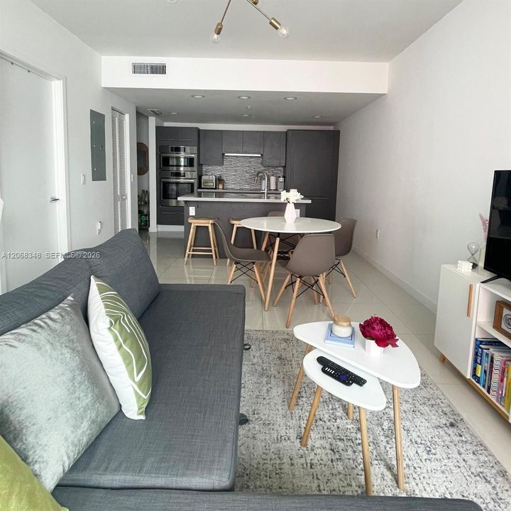 For Sale: $305,000 (1 beds, 1 baths, 641 Square Feet)