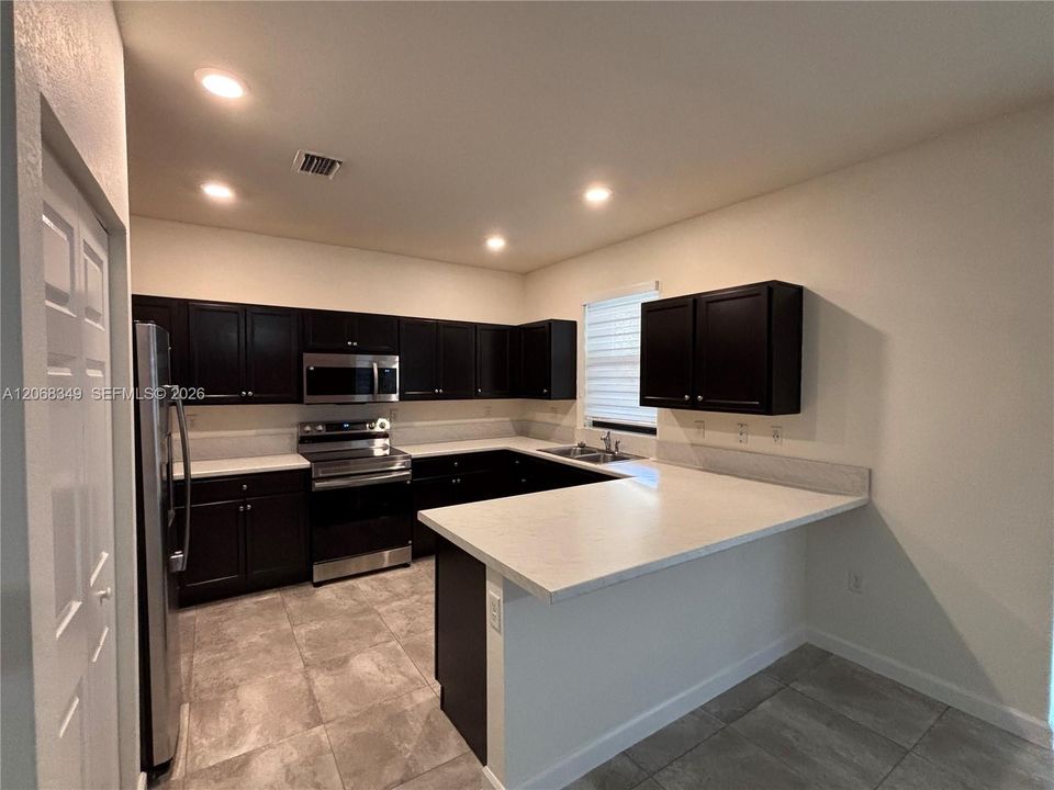 Vendido Recientemente: $590,000 (4 camas, 3 baños, 2500 Pies cuadrados)