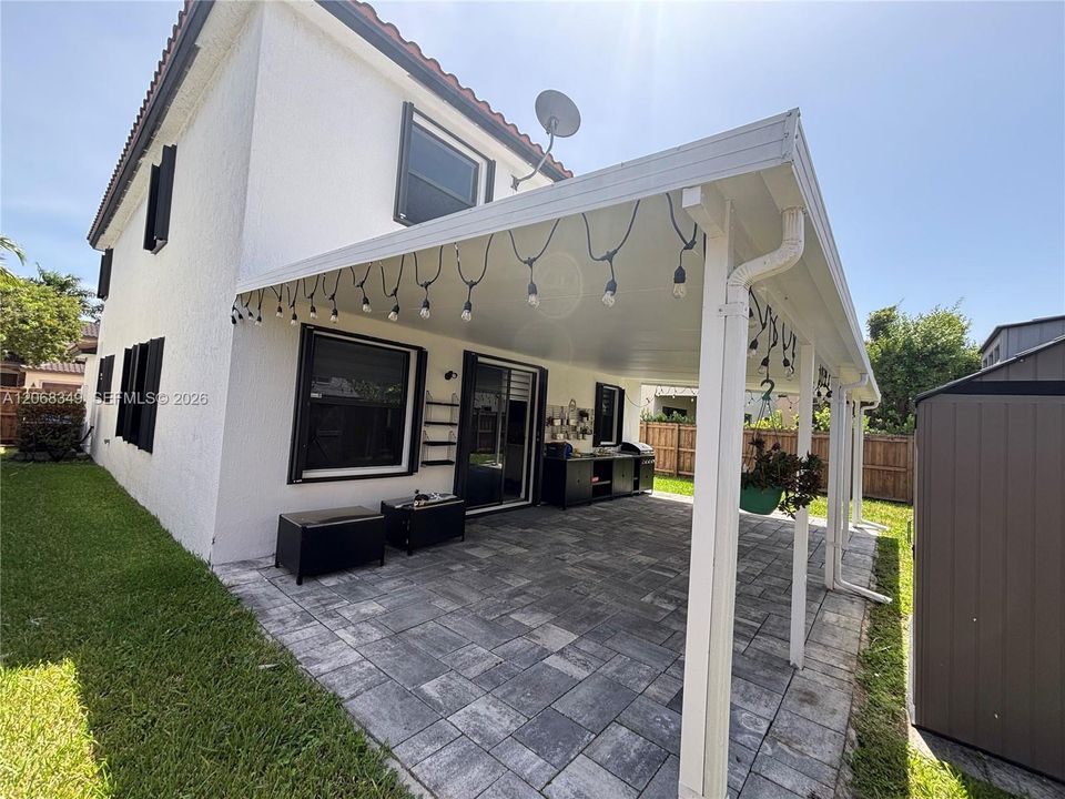 Vendido Recientemente: $590,000 (4 camas, 3 baños, 2500 Pies cuadrados)