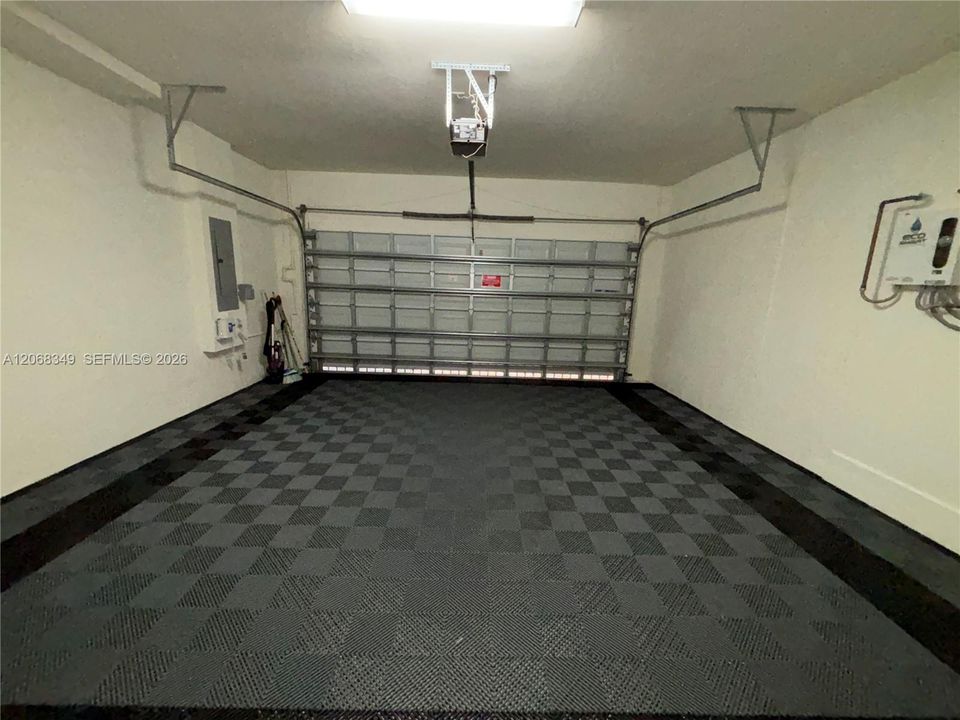 Vendido Recientemente: $590,000 (4 camas, 3 baños, 2500 Pies cuadrados)