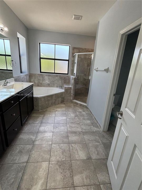 Vendido Recientemente: $590,000 (4 camas, 3 baños, 2500 Pies cuadrados)