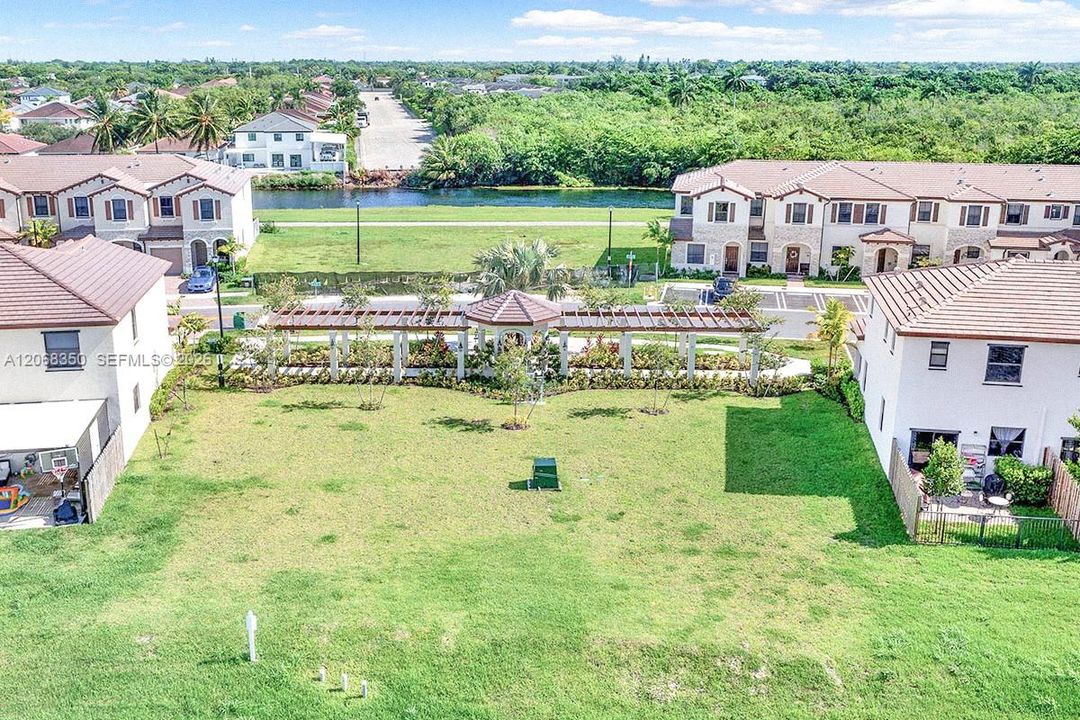 На продажу: $475,000 (3 спален, 2 ванн, 1832 Квадратных фут)