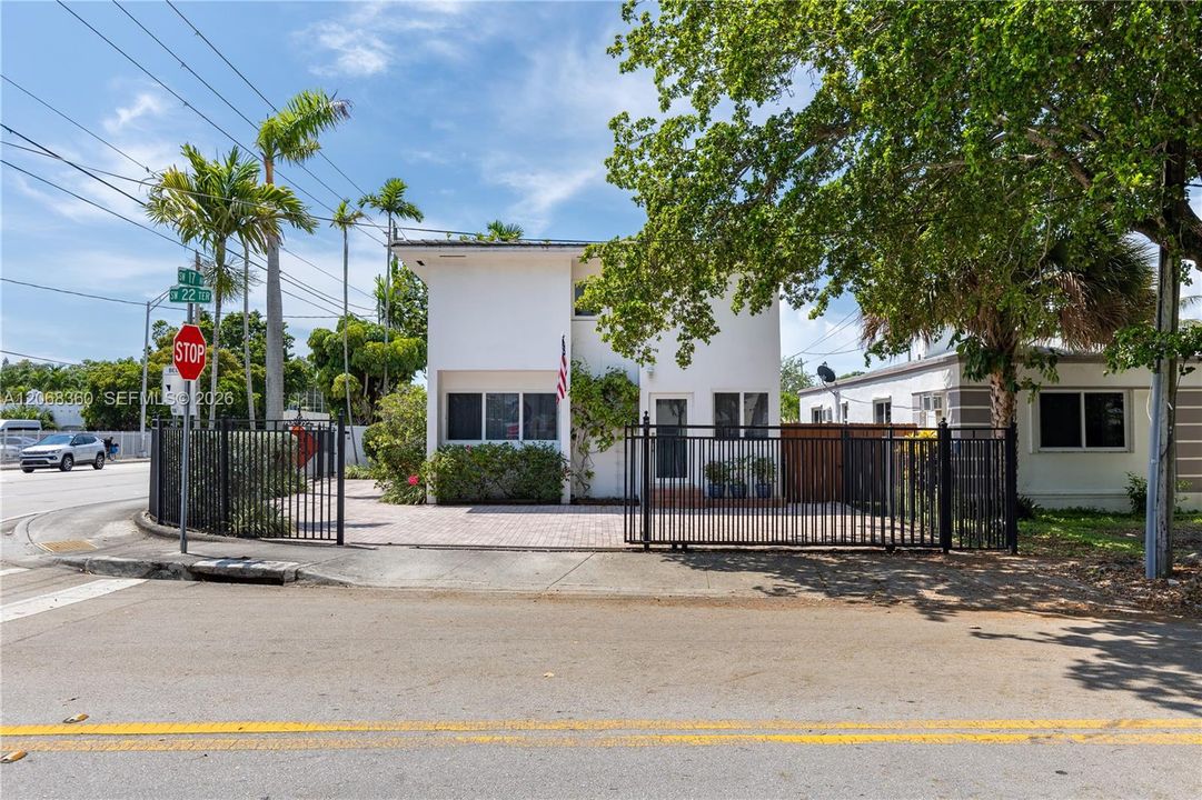 For Sale: $1,260,300 (3 beds, 2 baths, 1998 Square Feet)