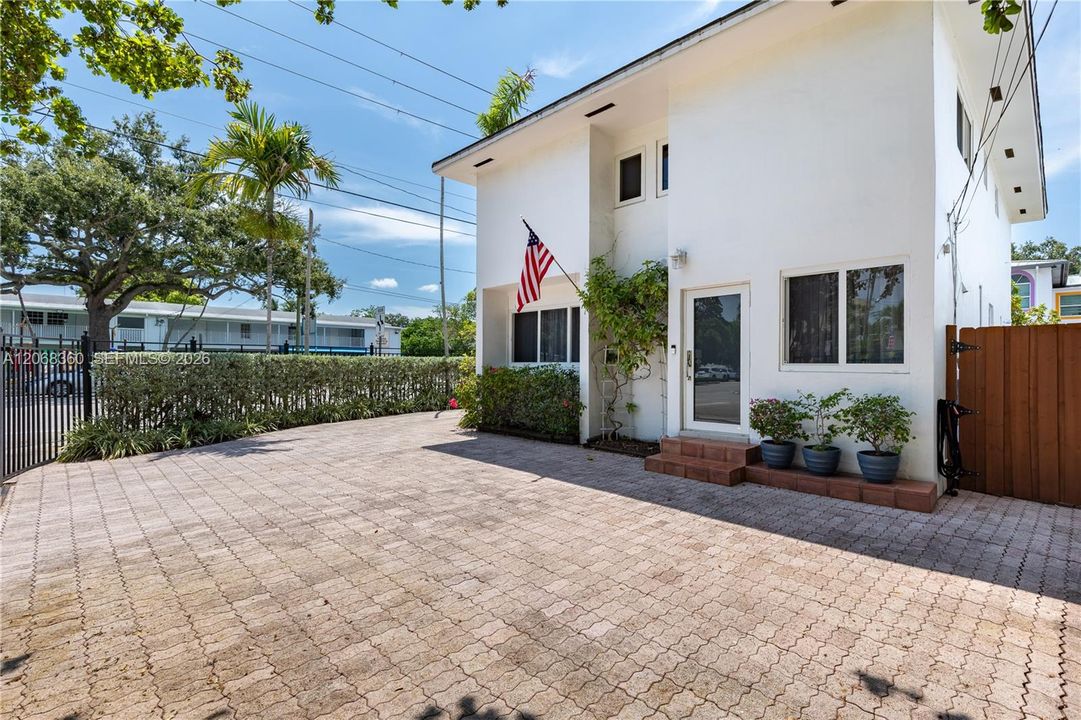 For Sale: $1,260,300 (3 beds, 2 baths, 1998 Square Feet)