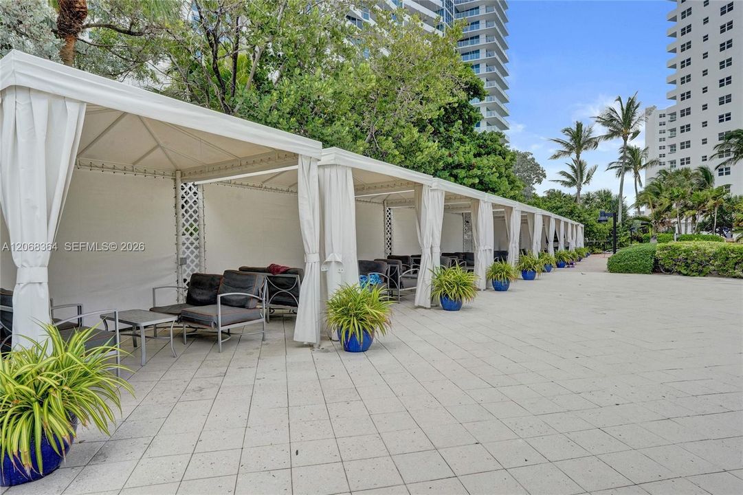 For Rent: $2,550 (1 beds, 1 baths, 906 Square Feet)