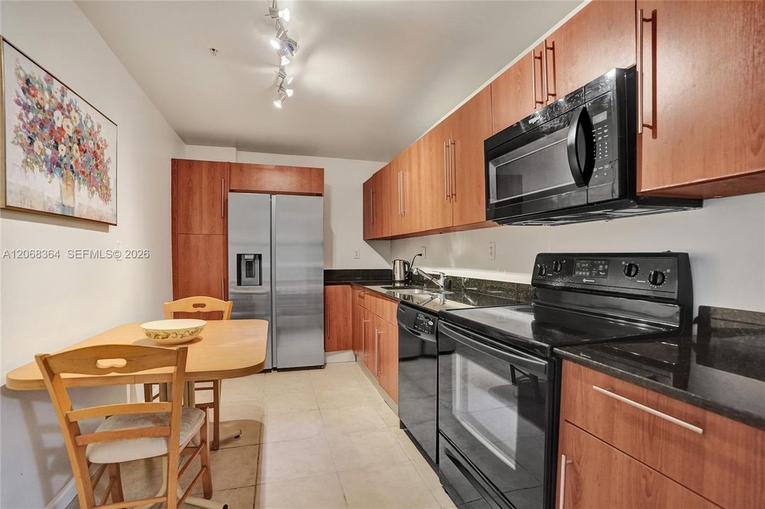 For Rent: $2,550 (1 beds, 1 baths, 906 Square Feet)